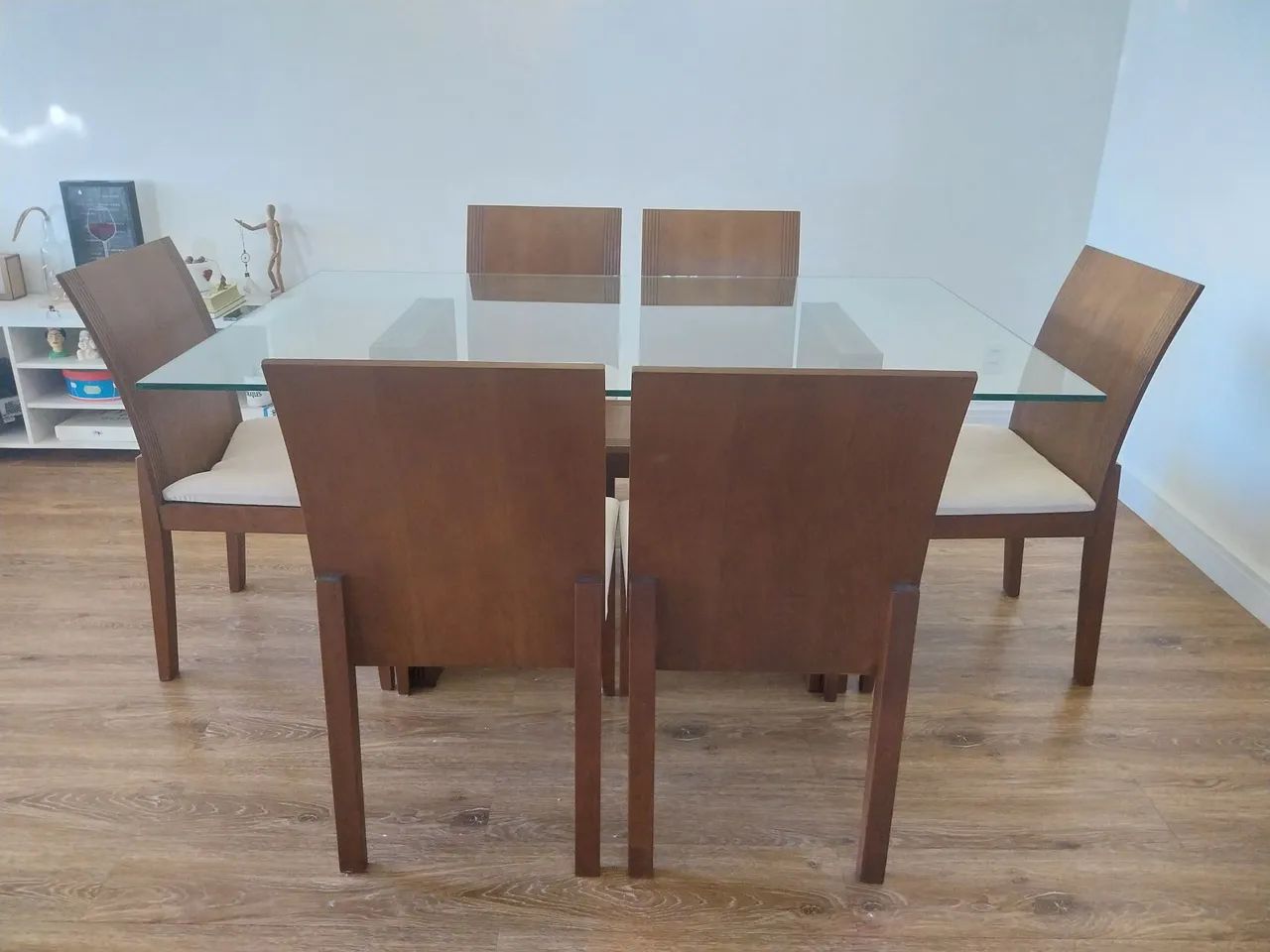 Mesa de jantar de madeira com tampo de vidro e 6 cadeiras  - Foto 2