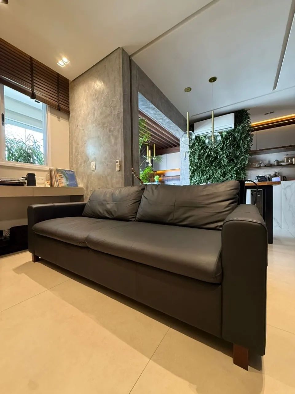 SOFA TOK&STOK EM COURO LEGITIMO 3 LUGARES - Foto 2