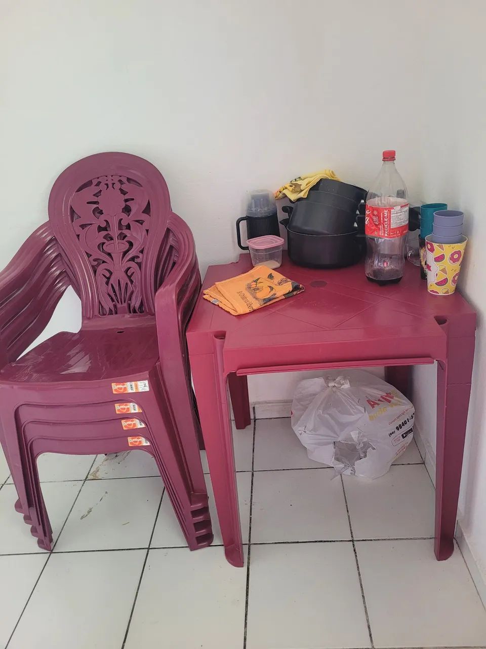 Um jogo de cadeira cm mesa