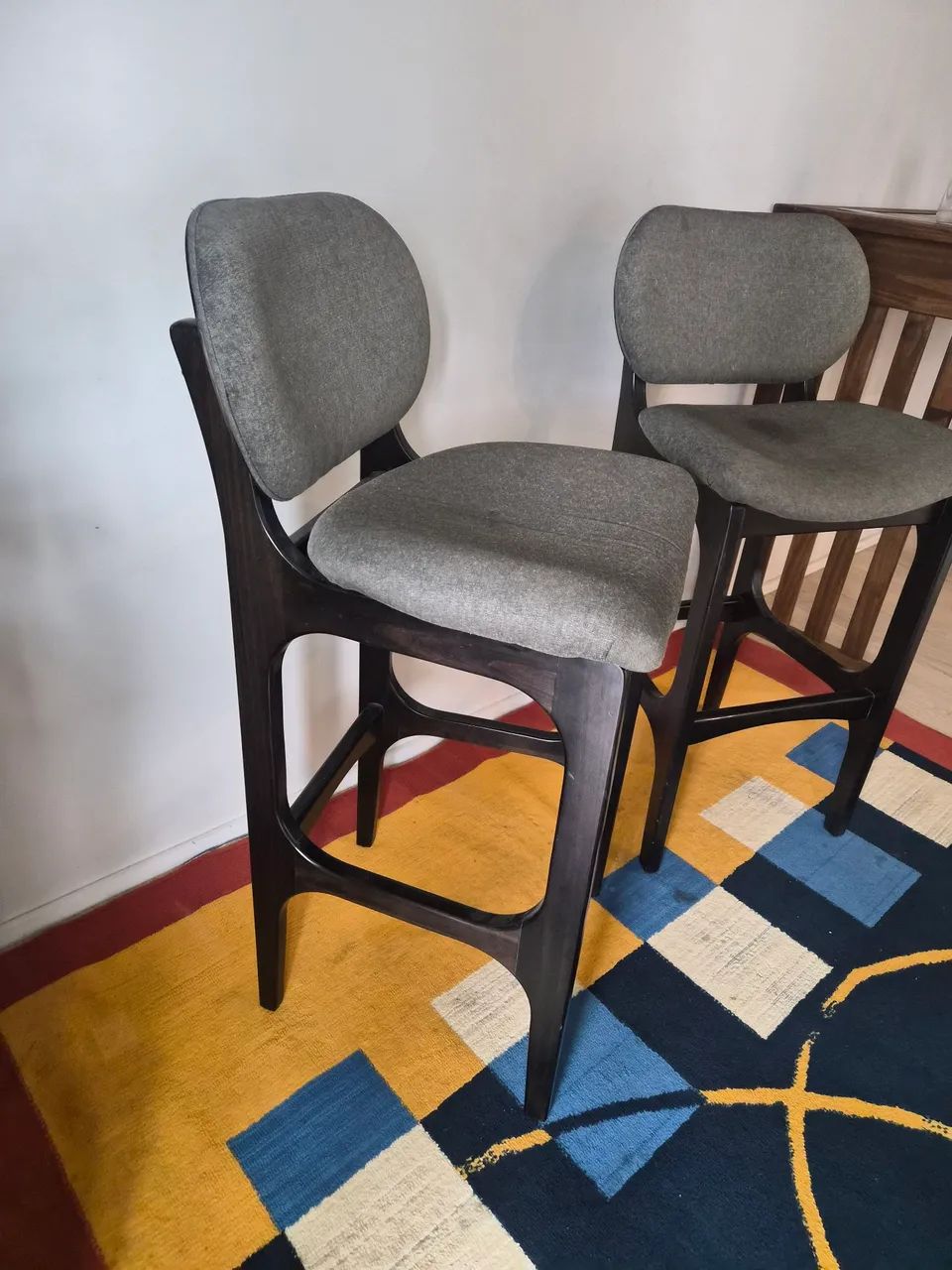 Bancadas de Madeira e Estofado - Preto e Cinza - Foto 3