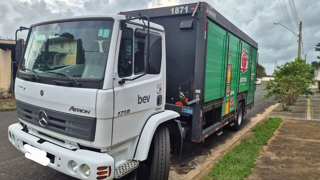 Mb atron 1719 com baú  de bebida