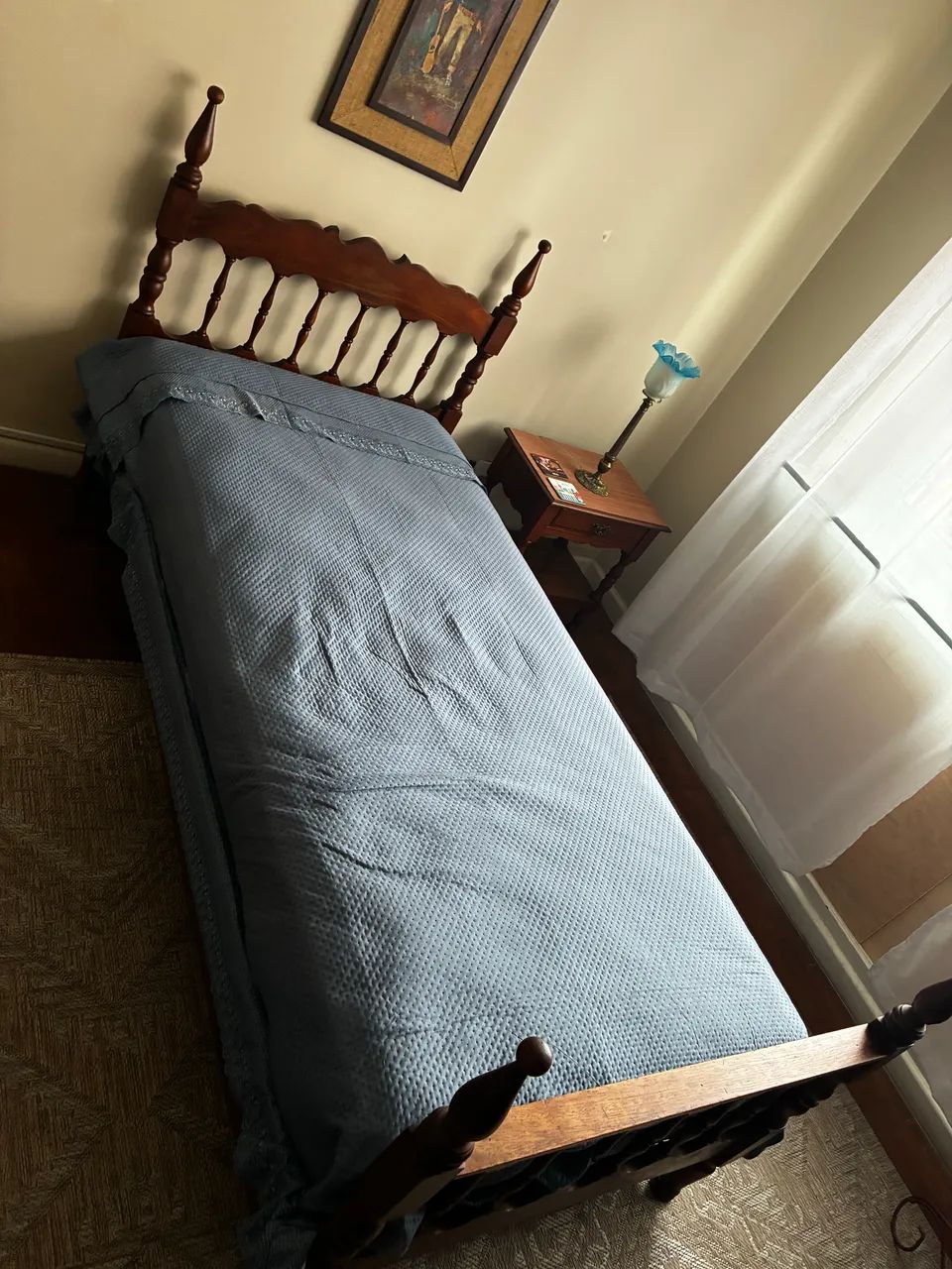 Cama de solteiro madeira maciça + mesa lateral - Foto 2