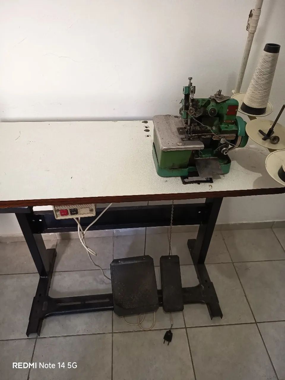 Máquina de costura e overlock com bancada e motor  - Foto 4