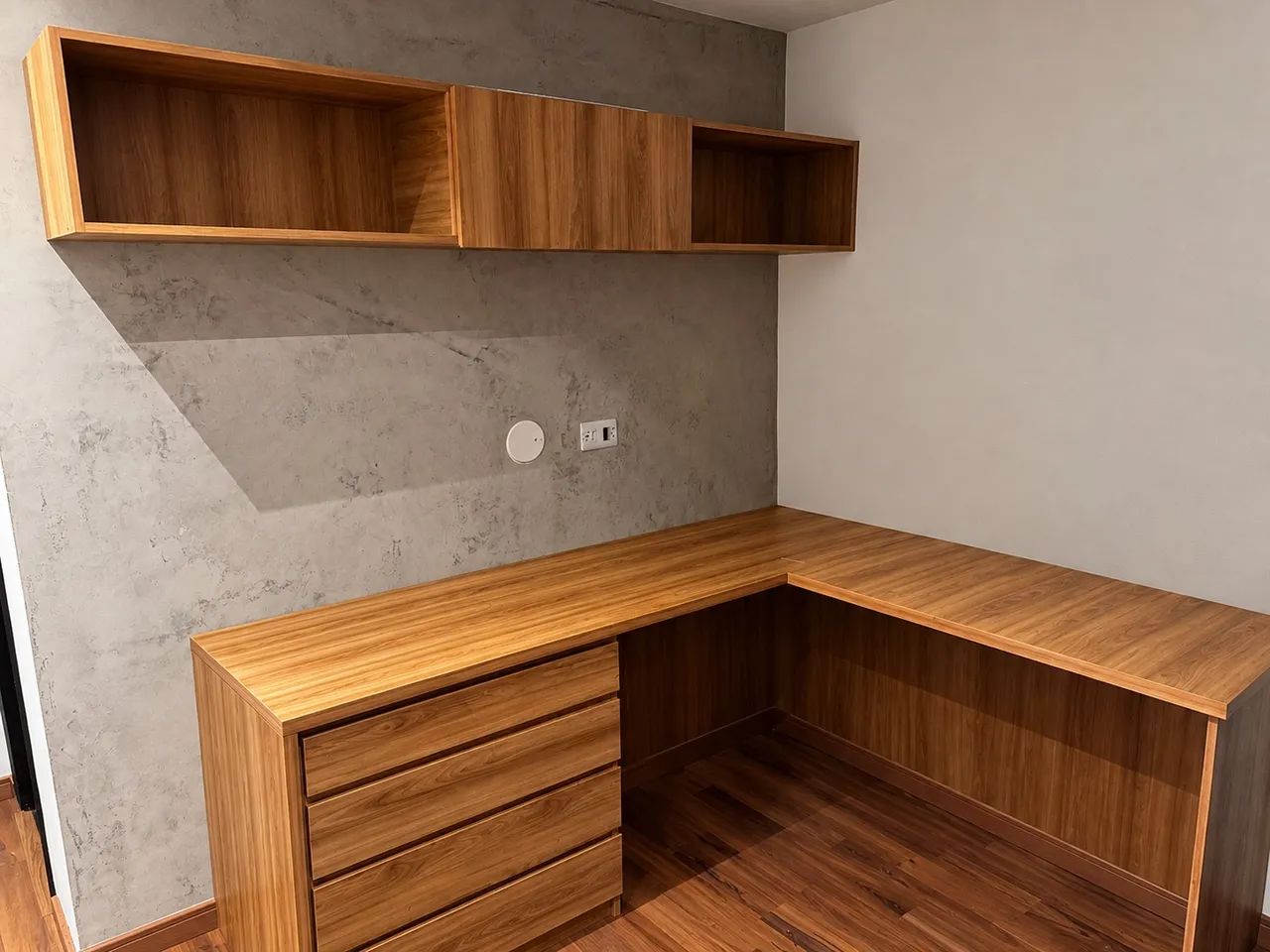 Mesa e armario 