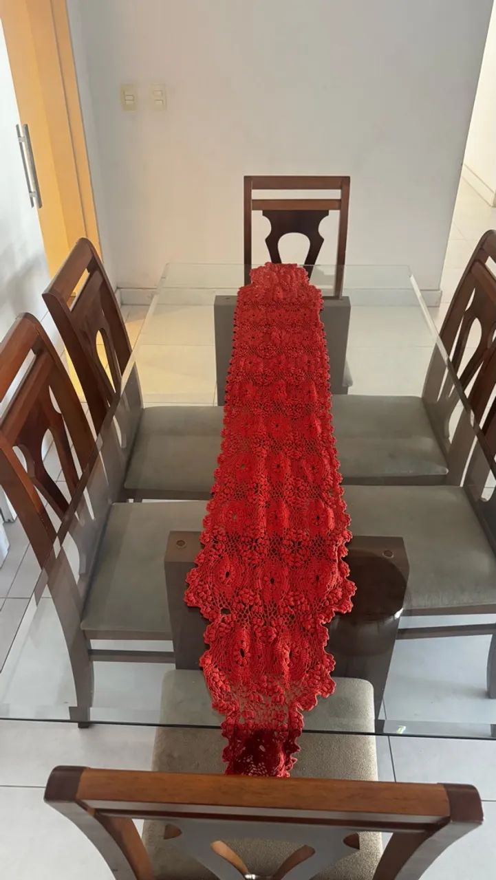 Mesa de madeira com tampa de vidro 