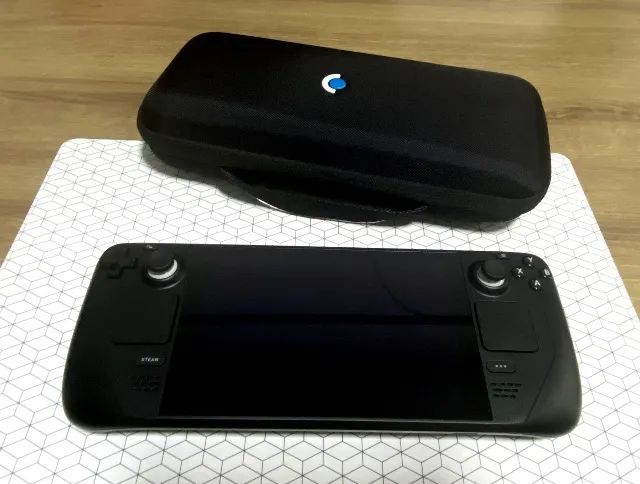 Steam Deck LCD, 256GB, impecável, saúde da bateria 100%, com case