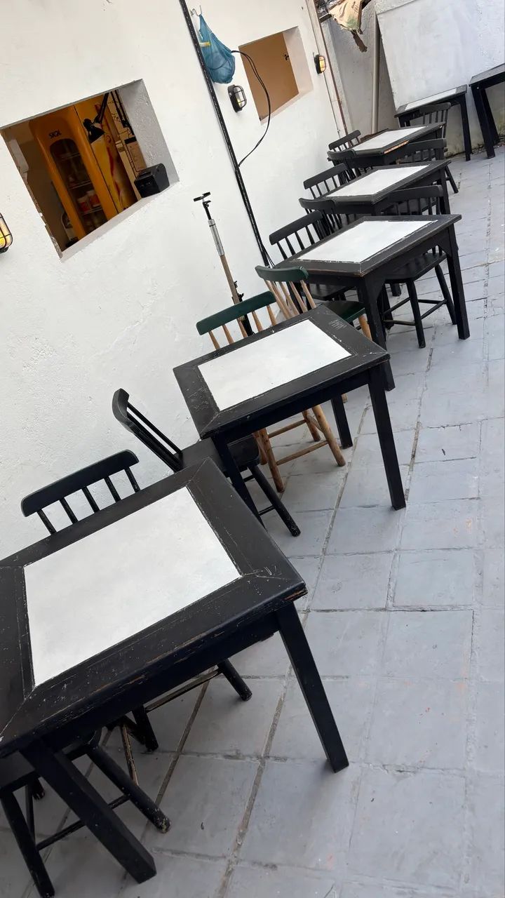 Lote de 6 mesas de madeira com cerâmica no estado 