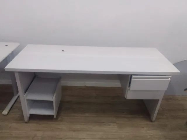 MESA DE ESCRITÓRIO 2 GAVETAS C/BASE PARA COMPUTADOR