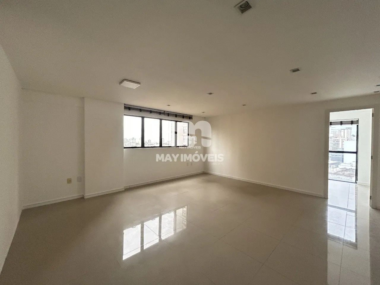 Sala comercial no centro de Itajaí, 53 m², R$450.000,00