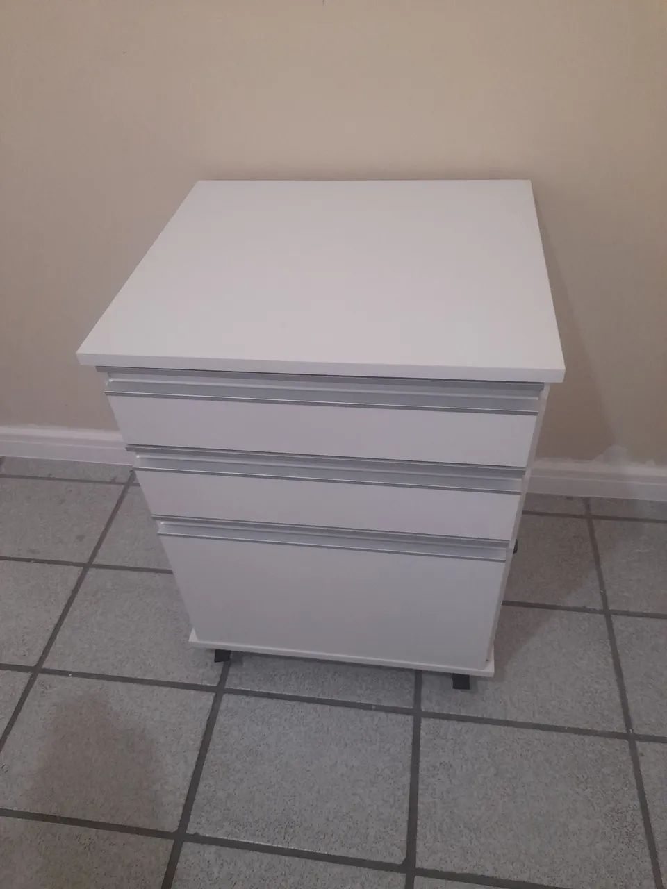 Mini arquivo de escritório branco com 3 gavetas e chave