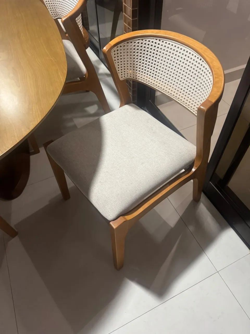 Mesa de madeira da Jacauna com 6 cadeiras 