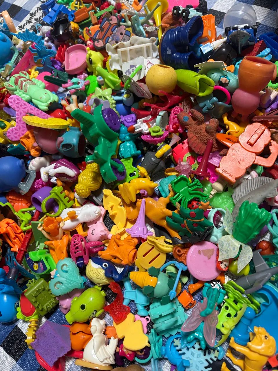 Lote miniaturas brinquedos diversos e kinder ovo - Foto 2