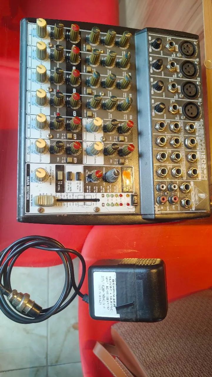 Mesa de som Behringer 1202fx