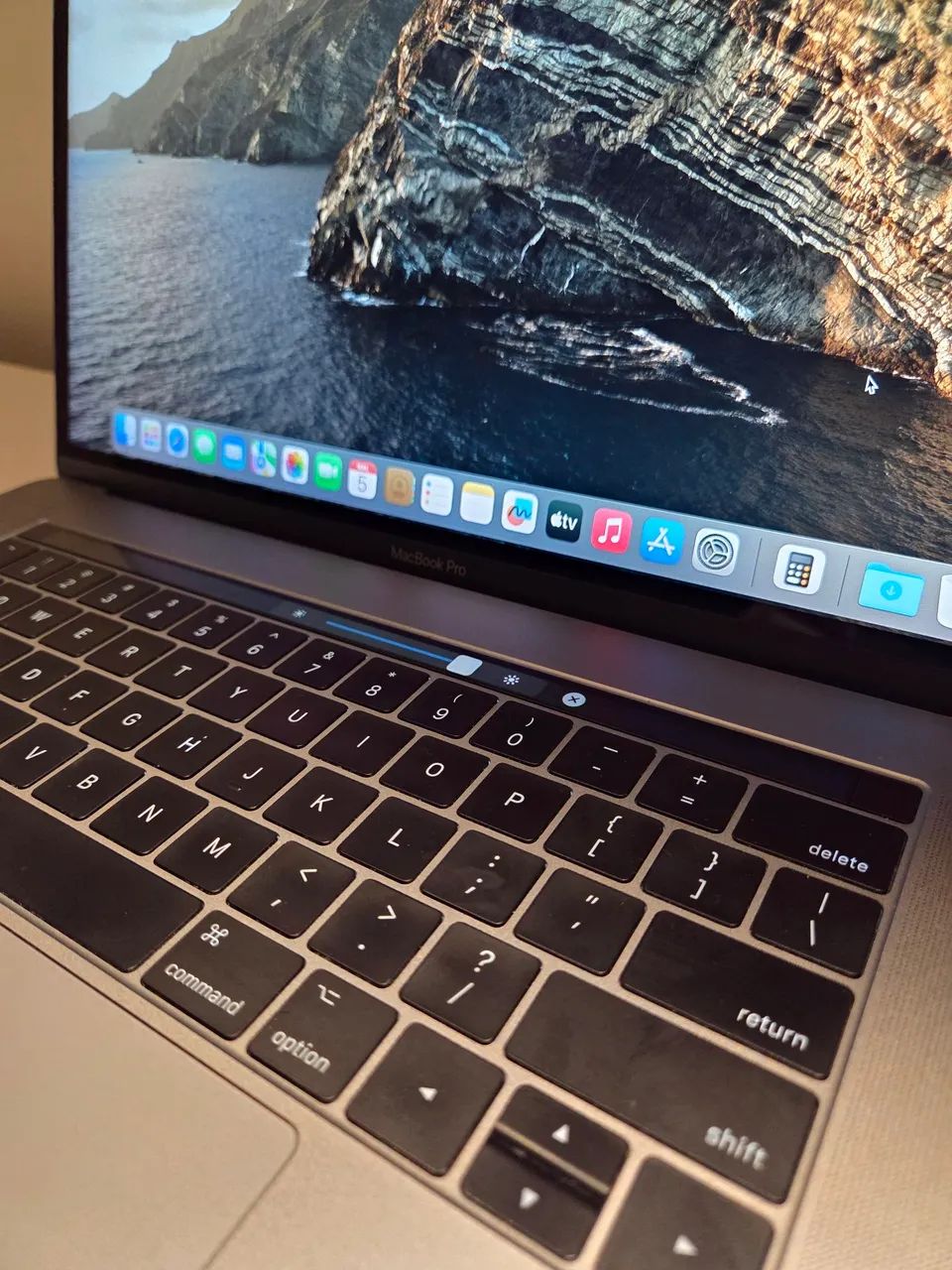 MacBook Pro 16 Intel Core i7 | 16GB RAM | SSD 256GB | Touch Bar