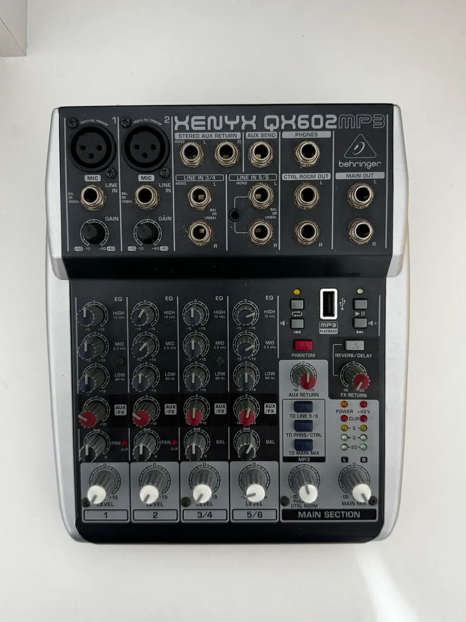 Mesa de som Behringer 6 canais 