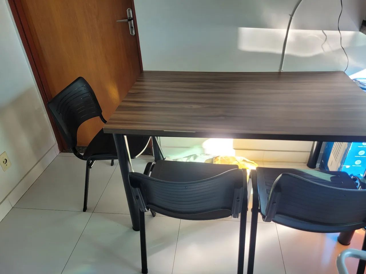 Mesa de Jantar acompanhada de 3 cadeiras - Foto 2