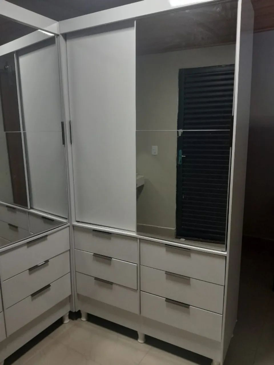Guarda-roupa branco com porta espelhada e 6 gavetas - Foto 2