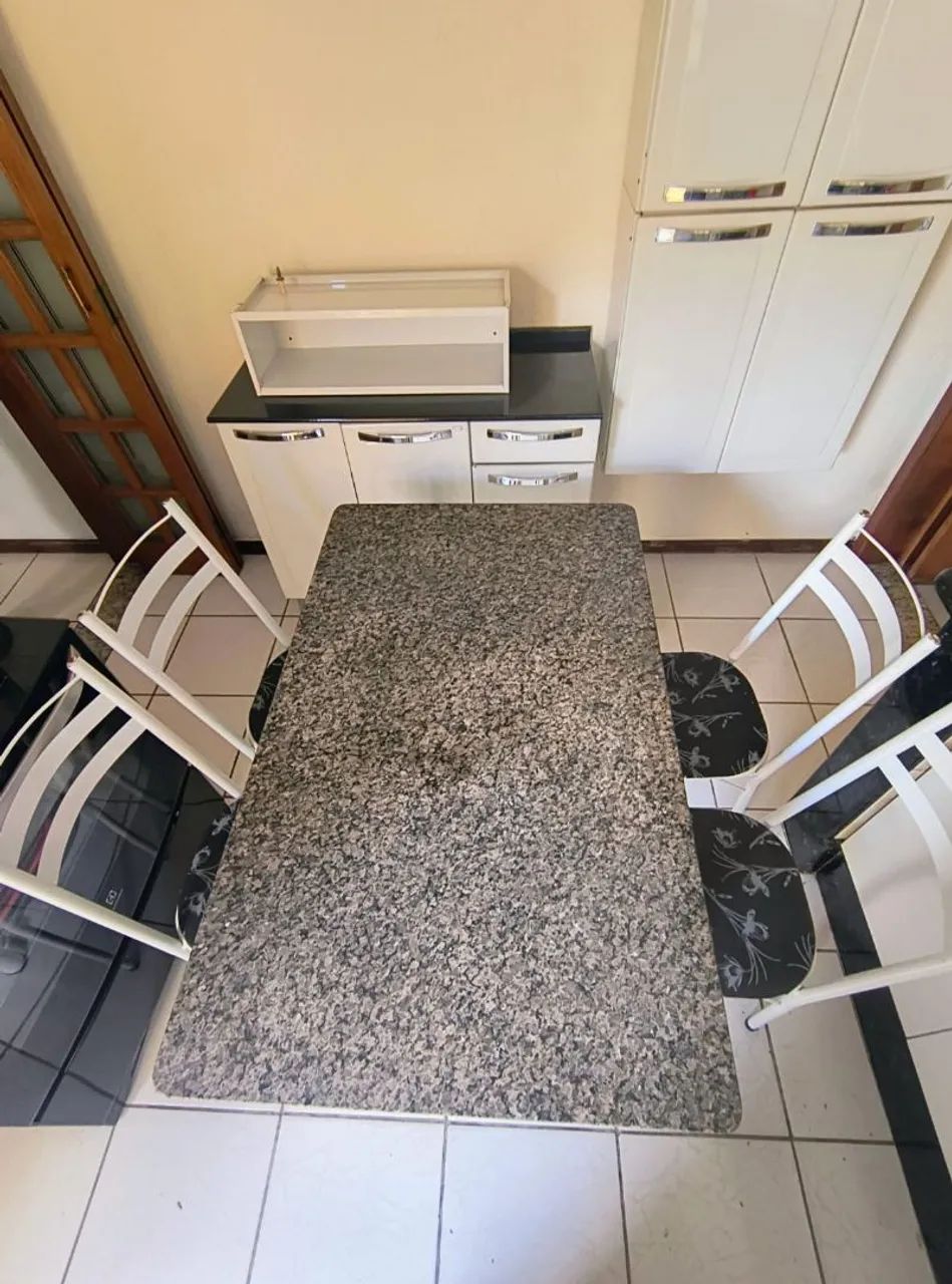 Mesa de mármore com 4 cadeiras em ótimo estado 