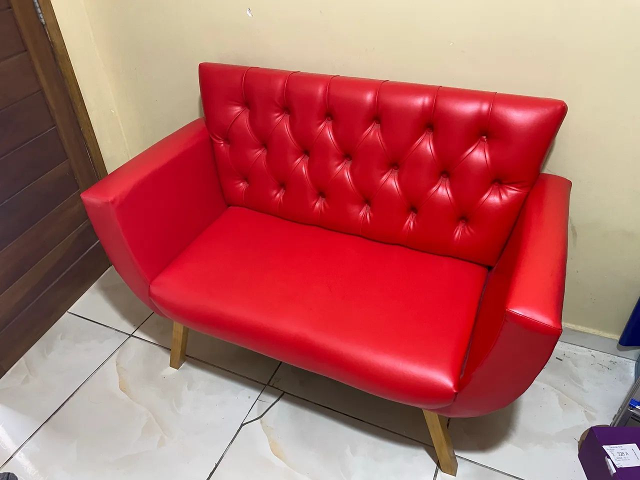 Sofa Namoradeira  Vermelha  de Couro