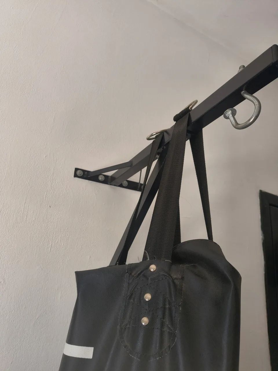 SACO DE PANCADA COMPLETO!! SUPORTE,COM ENCHIMENTO E 2 PARES DE LUVAS 1,20/1,30cm 50-70kg - Foto 4