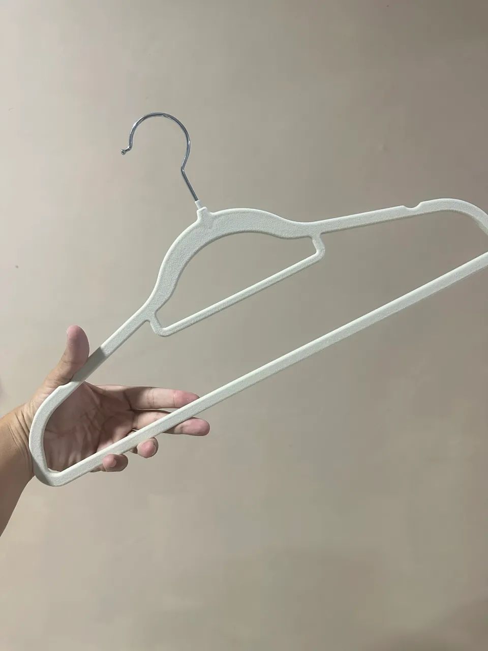 Cabides beges aveludados 