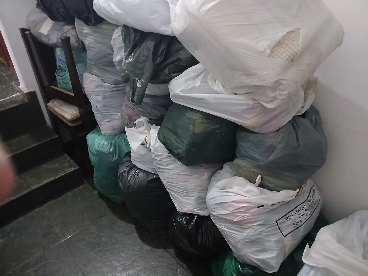 Lote com mais de 400 pecas de roupas para brecho - Foto 5