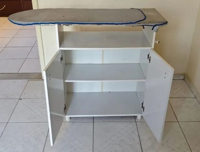 Tábua de passar com armário usado, em bom estado! - Foto 2
