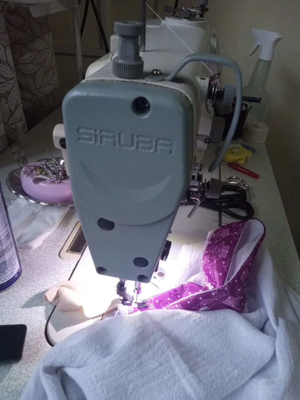 Máquina de costura reta eletrônica marca Siruba - Foto 3