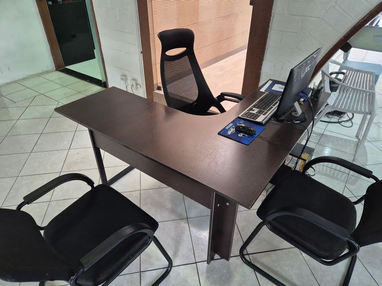 Mesa em L de madeira para escritório