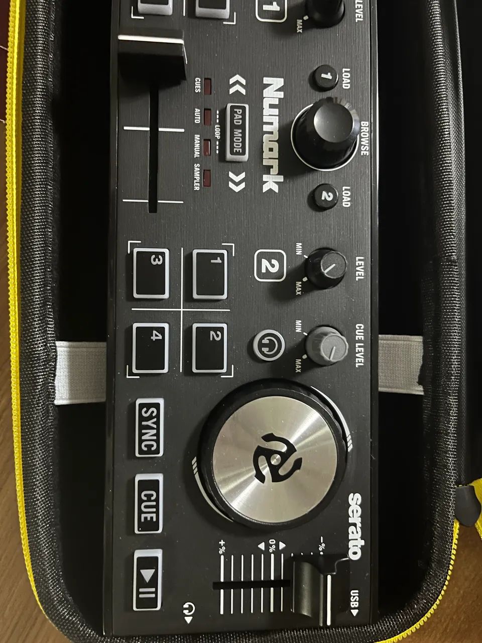 Controladora Numark DJ2GO2 Touch Seminova + case - Foto 3