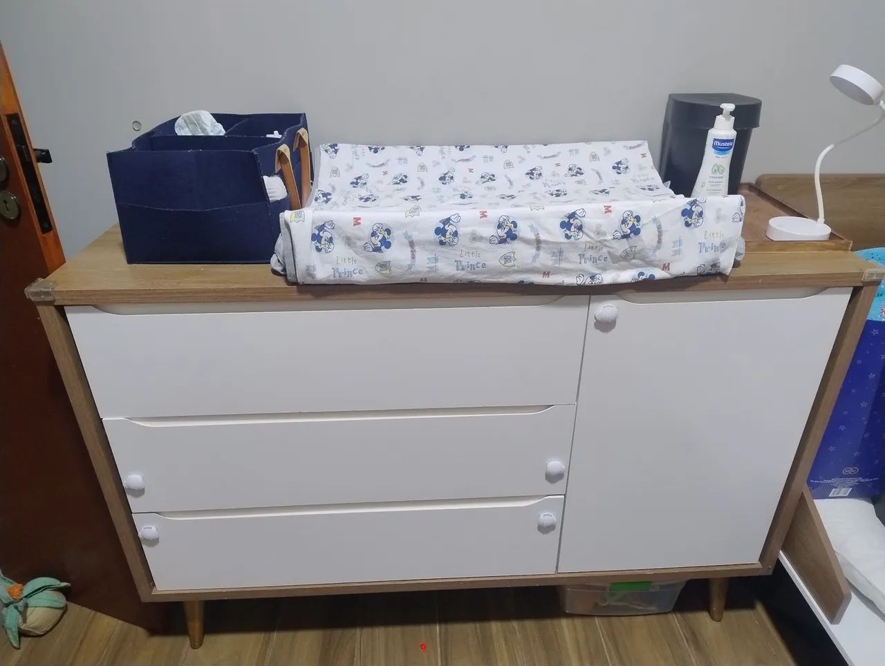 Dormitório infantil Theo retrô 3 portas, cômoda 1 porta, berço branco savana  - Foto 6