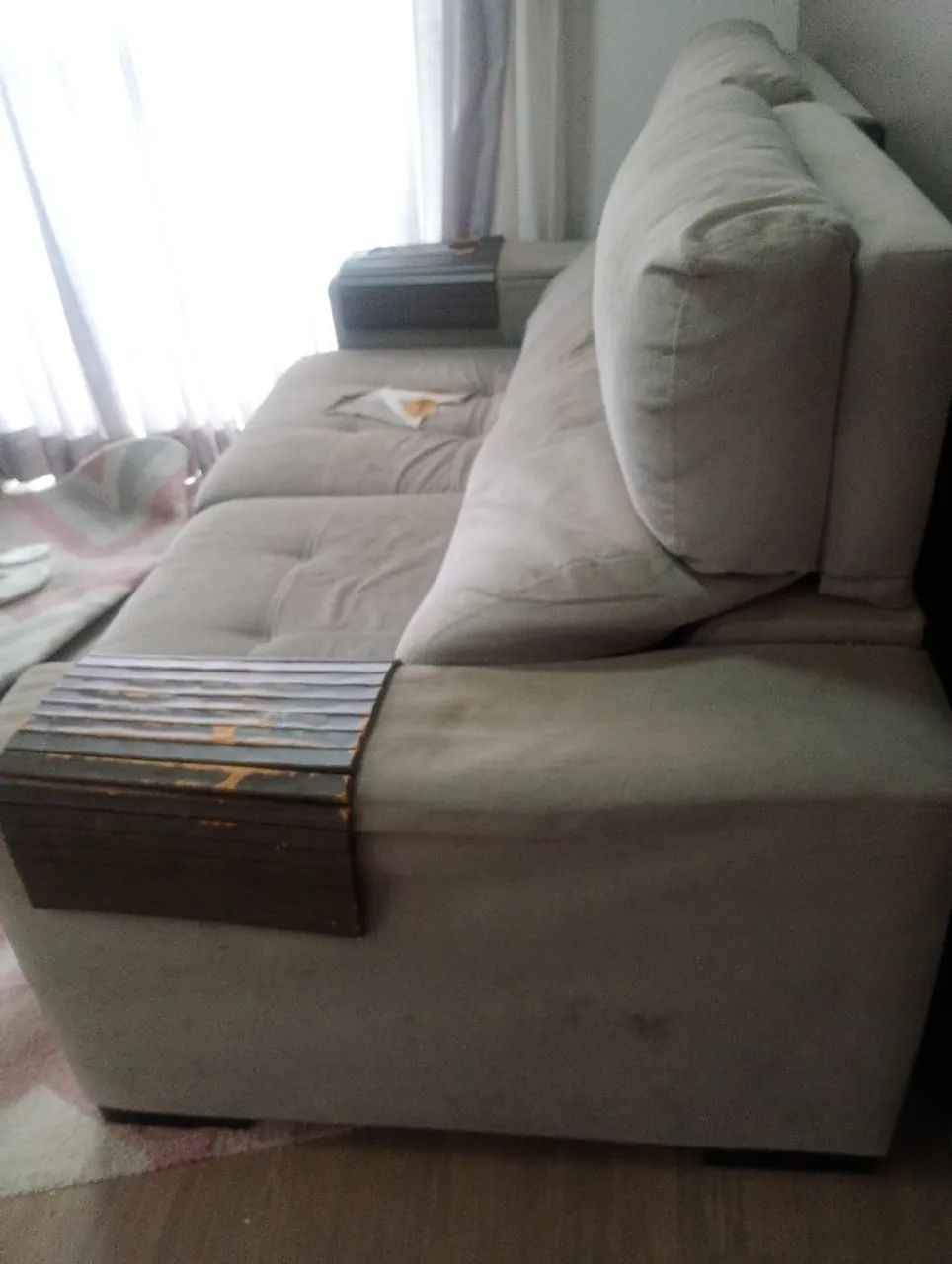 Sofá bege, robusto, de boa qualidade, retrátil, 1,80m de comprimento. Reclinável. - Foto 4