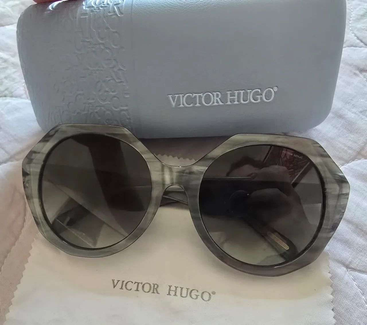 Óculos de sol Victor Hugo Cinza