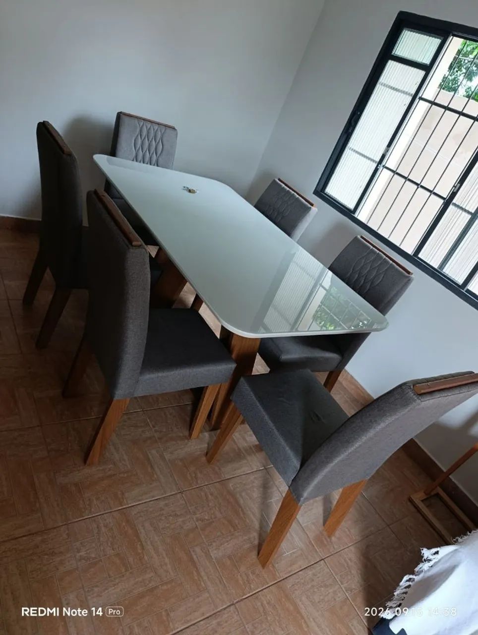 Mesa de jantar com tampo de vidro  - Foto 2