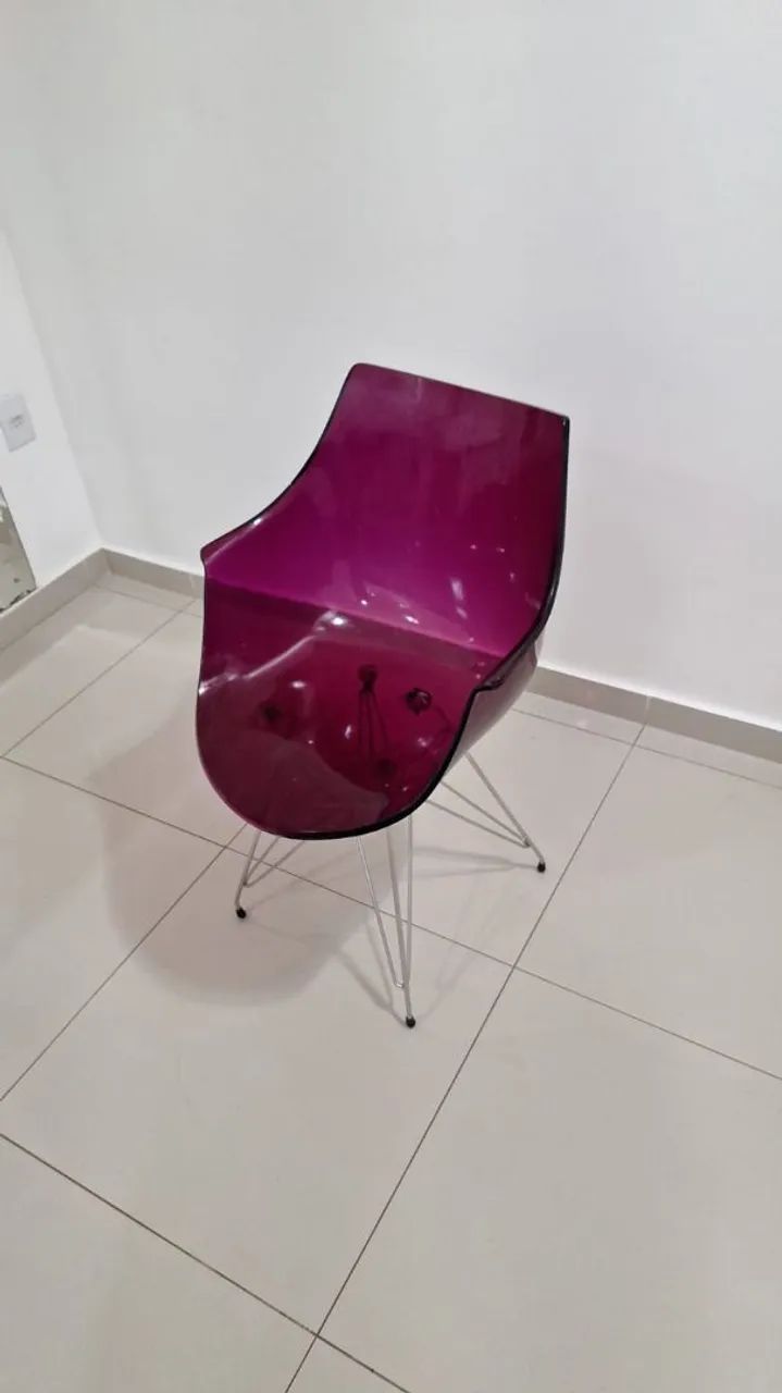 Cadeira Wave Bound Roxa de Acrílico