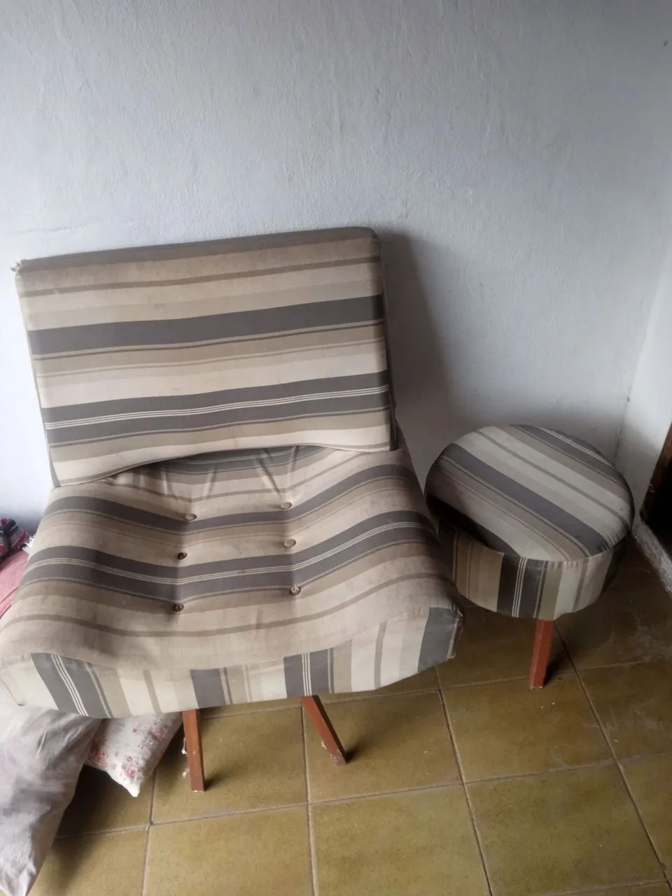 Vendo 2 poltrona e um puf conservado  - Foto 3