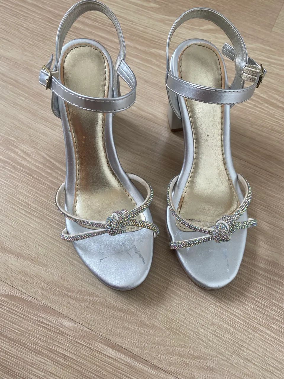 Vendo sandália prateada de strass 