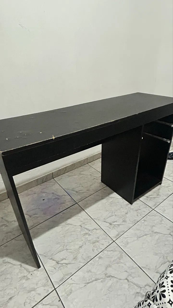 Escrivaninha e cadeira giratória 