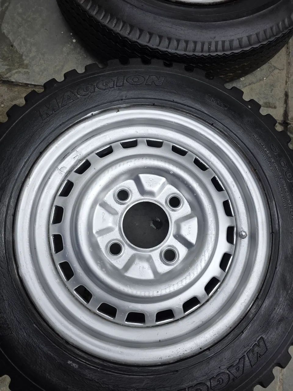 Rodas aro 15 de ferro com pneus bons - Foto 10
