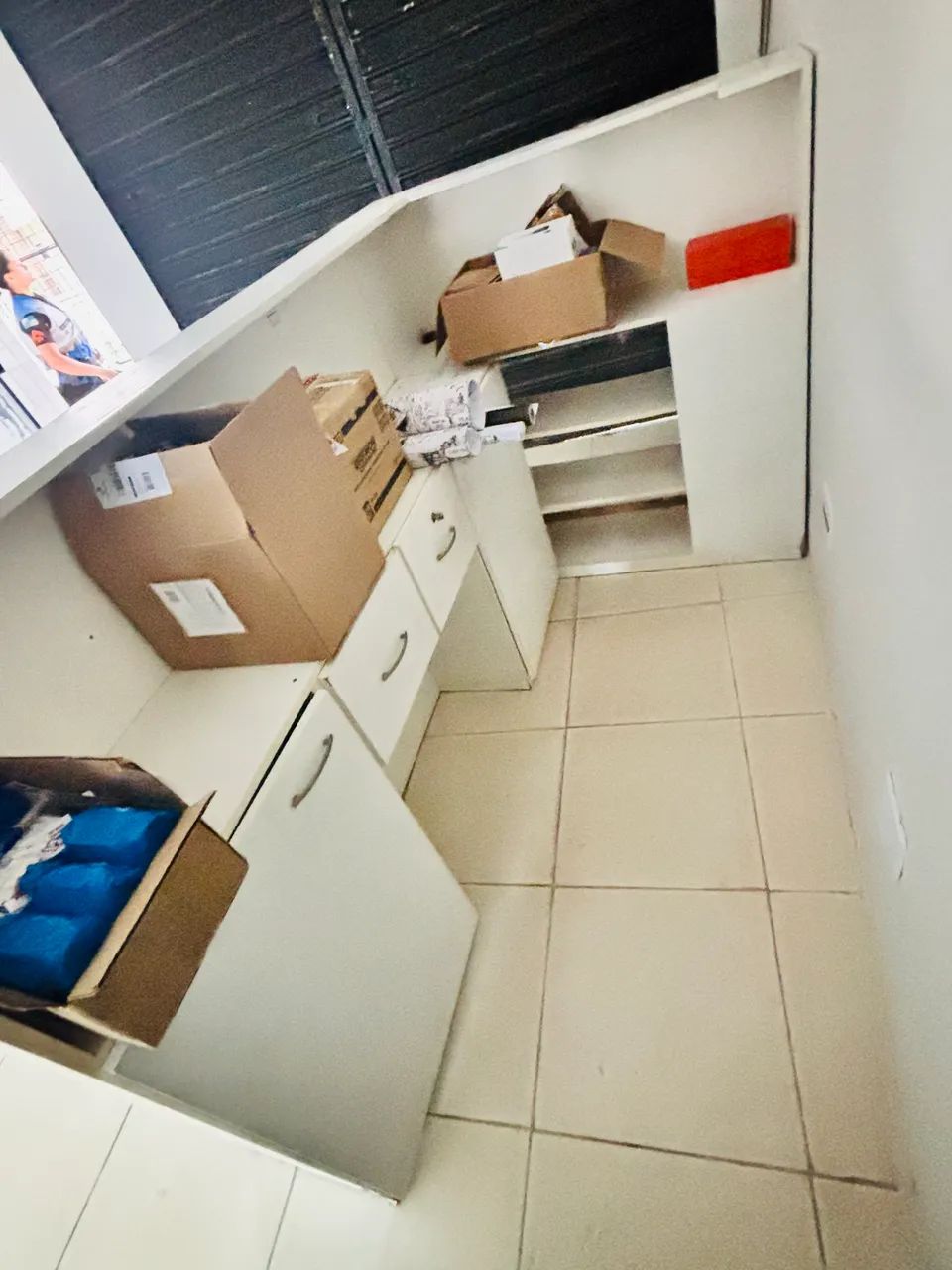 Balcão todo em MDF c/ Gavetas e expositor  - Foto 2