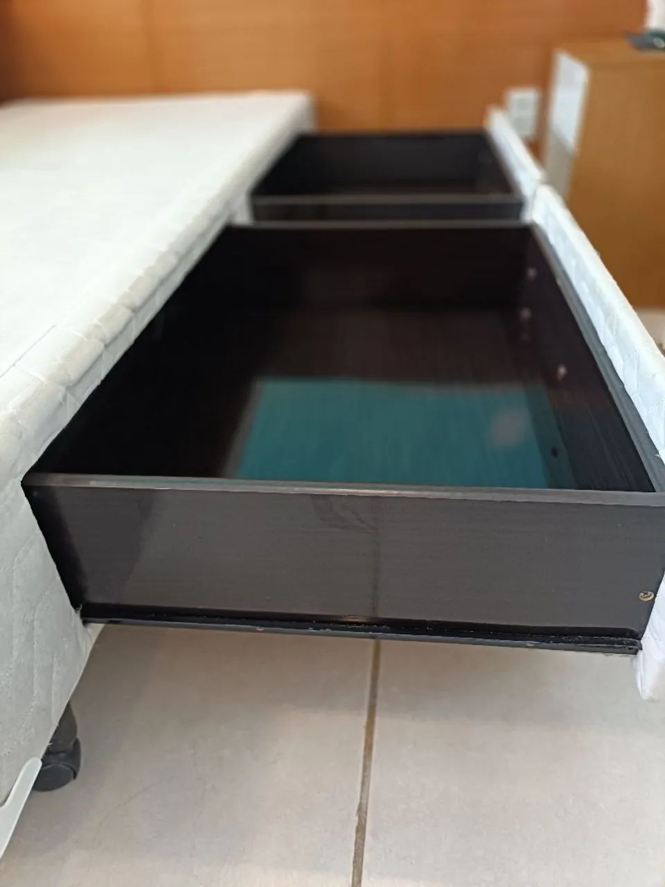 2 CAMAS DE SOLTEIRO RESISTENTES E COM GAVETEIROS  - Foto 3