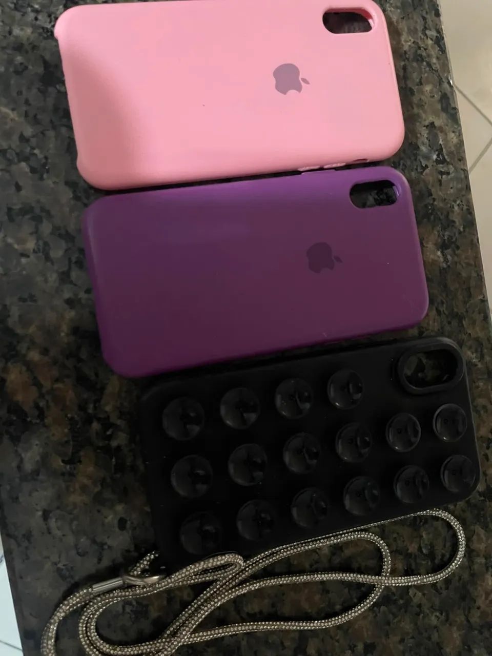 iPhone XR com 3 capas inclusas.