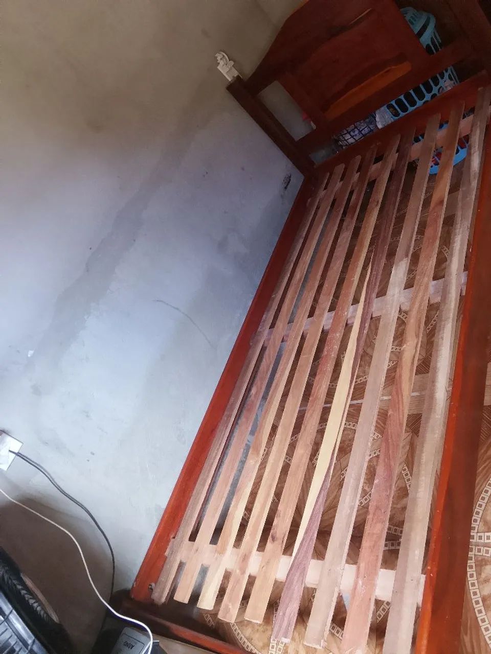 Vendo essa cama de solteiro (armação)