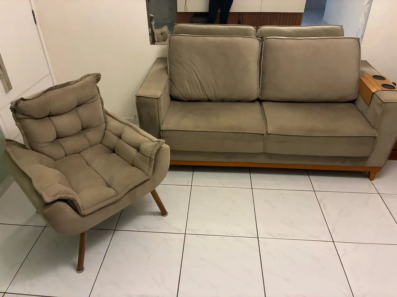 CONJUNTO SOFÁ 3 LUGARES + POLTRONA