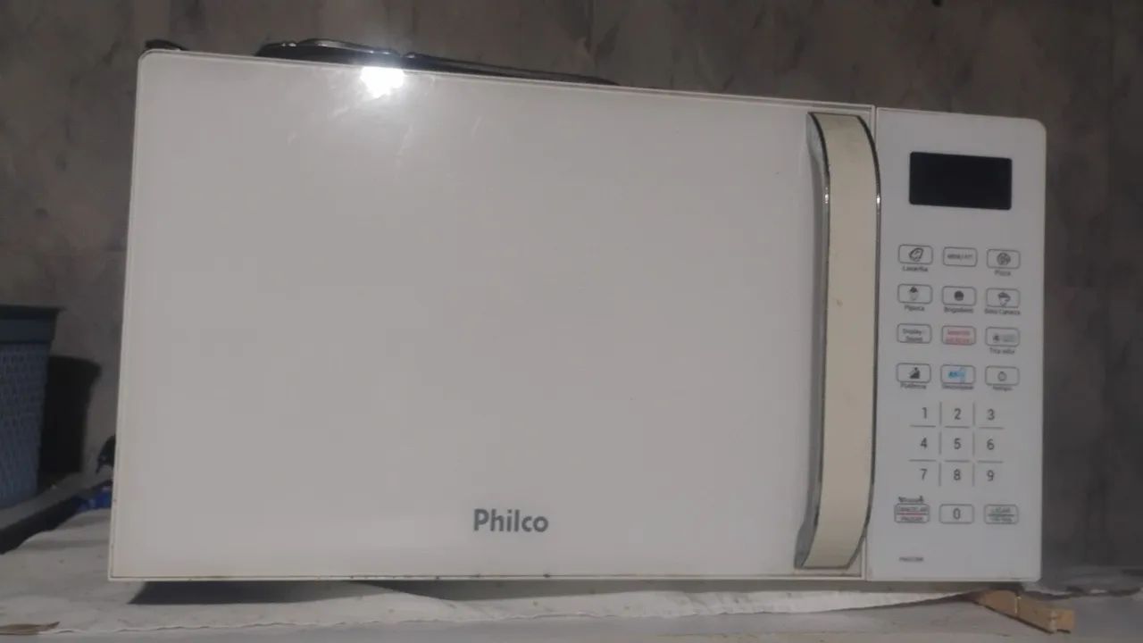 Vendo mesa  com seis cadeiras e um microonda - Foto 2