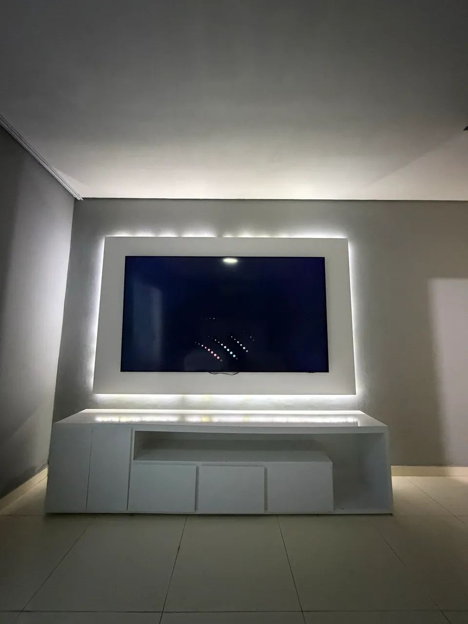 Conjunto painel flutuante com LED e rack em laca branco 