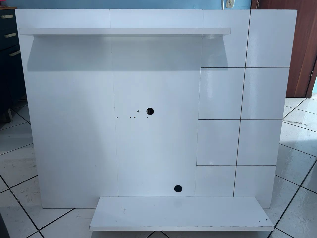 Painel de TV Branco com Prateleira - Bom Estado - Foto 3