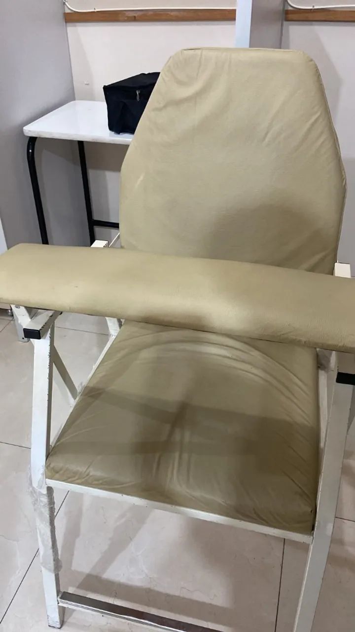Três Poltronas de Coleta Laboratorial - Foto 4