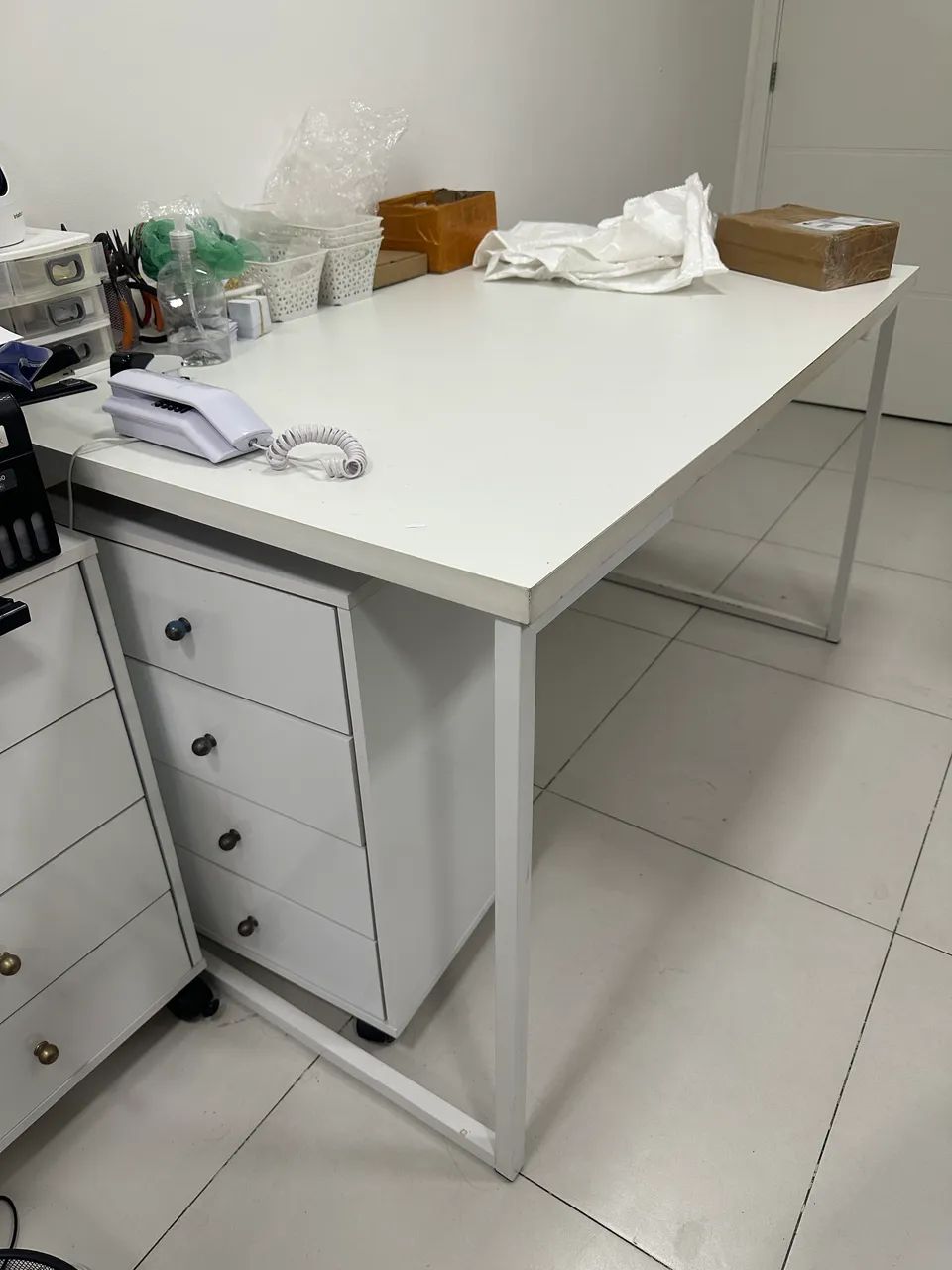 Mesa branca com gaveteiro 