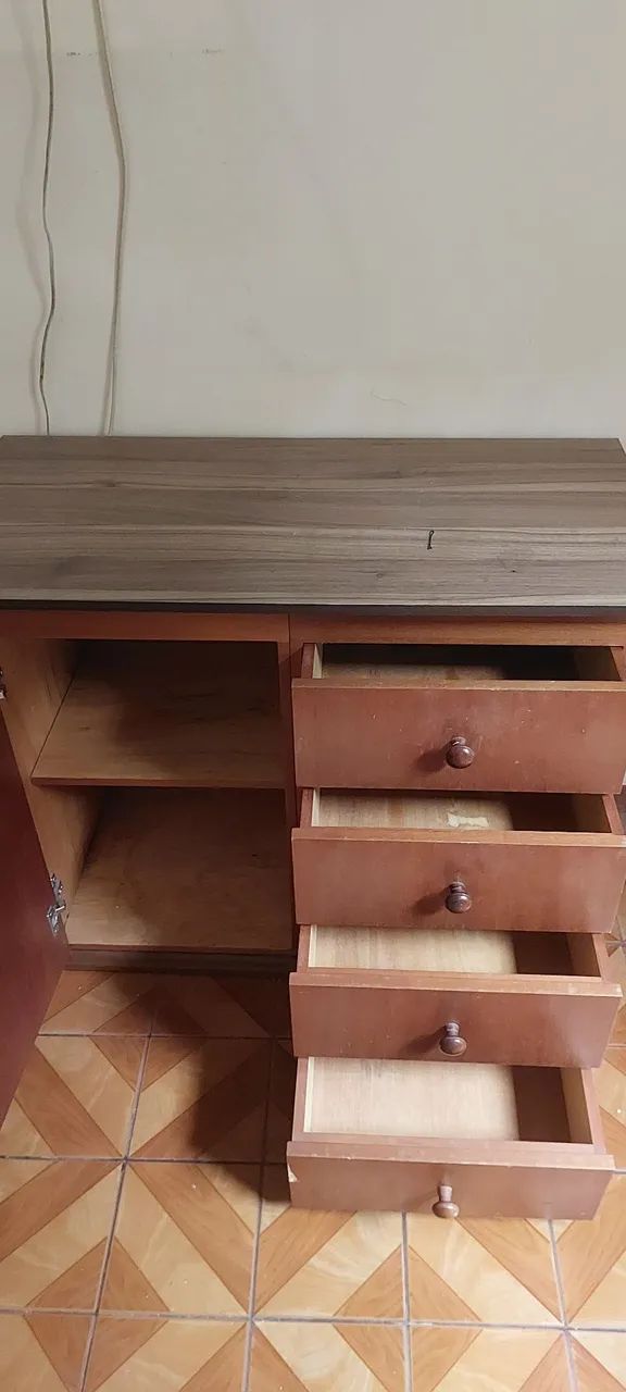Cômoda de madeira com gavetas e porta